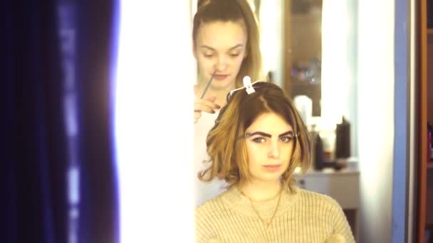 Stylista młody dziewczyna sprawia, że fryzurę do Pani — Wideo stockowe