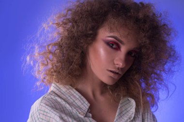 Güzel genç kız afro saç modeli ve renkli makyaj ile