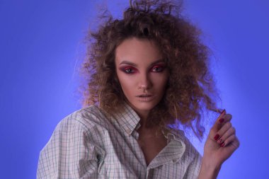 Güzel genç kız afro saç modeli ve renkli makyaj ile