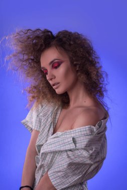 Güzel genç kız afro saç modeli ve renkli makyaj ile