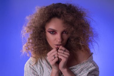 Güzel genç kız afro saç modeli ve renkli makyaj ile