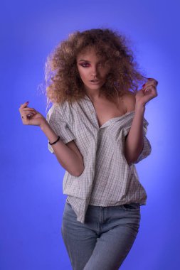 Güzel genç kız afro saç modeli ve renkli makyaj ile