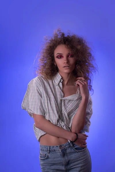 Hermosa joven con peinado afro y maquillaje colorido — Foto de Stock