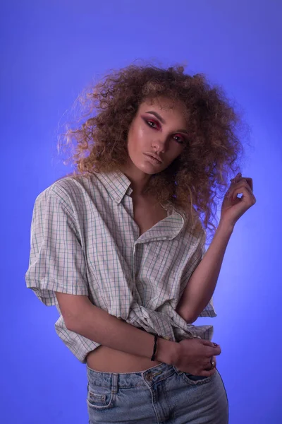 Güzel genç kız afro saç modeli ve renkli makyaj ile