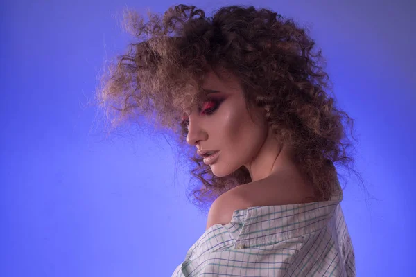 Hermosa joven con peinado afro y maquillaje colorido — Foto de Stock