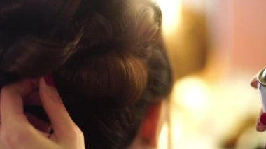 Genç sarışın stilist Kız saç modeli için bir kadın yapıyor.