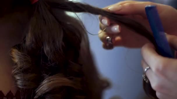 Блондинка стилист девушка делает прическу для молодой женщины — стоковое видео