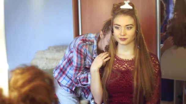 Sarışın stilist Kız saç modeli için genç bir kadın yapar. — Stok video