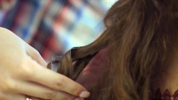 Блондинка стилист девушка делает прическу для молодой женщины — стоковое видео