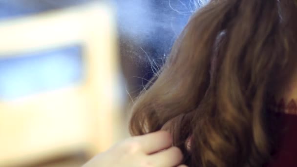 Menina estilista loira faz penteado para uma jovem mulher — Vídeo de Stock