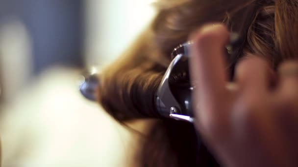 Στυλίστας ξανθιά κοπέλα κάνει χτένισμα σε μια νεαρή γυναίκα — Αρχείο Βίντεο