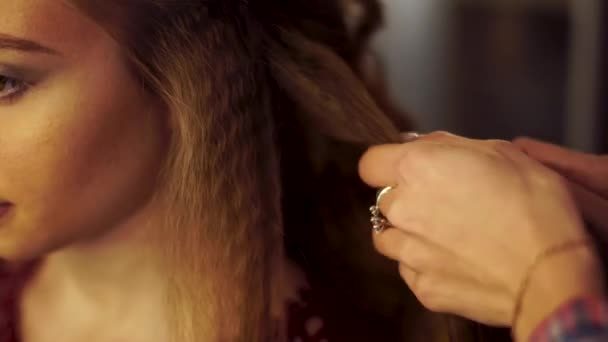 Sarışın stilist Kız saç modeli için genç bir kadın yapar. — Stok video