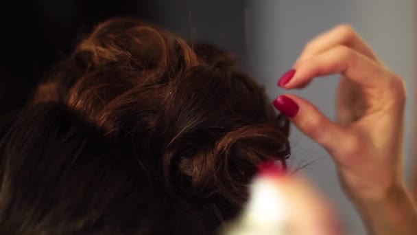 Fiatal szőke stylist lány teszi a frizura a nő — Stock videók