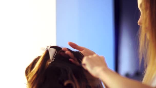 Fiatal stylist lány frizuráját tesz egy hölgy — Stock videók