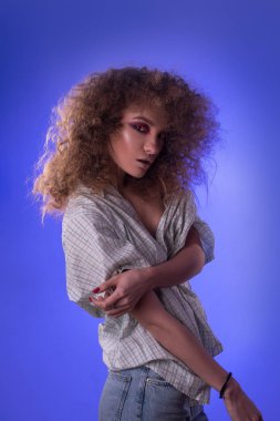 Güzel genç kız afro saç modeli ve renkli makyaj ile