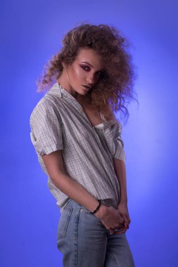 Güzel genç kız afro saç modeli ve renkli makyaj ile