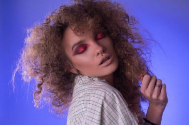 Güzel genç kız afro saç modeli ve renkli makyaj ile