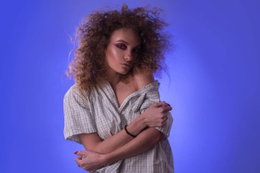 Güzel genç kız afro saç modeli ve renkli makyaj ile