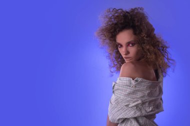 Güzel genç kız afro saç modeli ve renkli makyaj ile