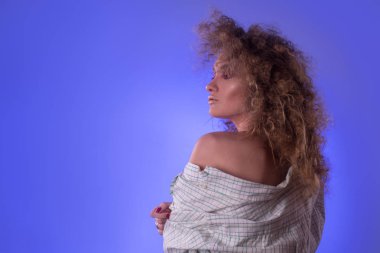 Güzel genç kız afro saç modeli ve renkli makyaj ile