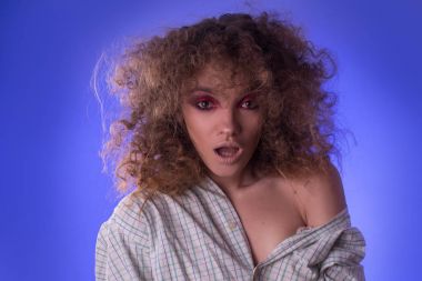 Güzel genç kız afro saç modeli ve renkli makyaj ile