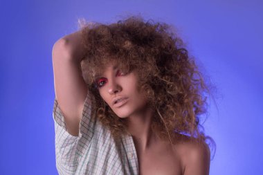 Güzel genç kız afro saç modeli ve renkli makyaj ile