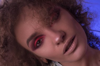 Güzel genç kız afro saç modeli ve renkli makyaj ile