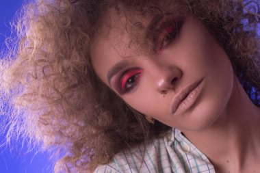 Güzel genç kız afro saç modeli ve renkli makyaj ile