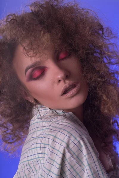 Hermosa joven con peinado afro y maquillaje colorido —  Fotos de Stock