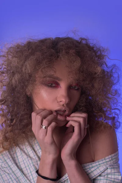 Güzel genç kız afro saç modeli ve renkli makyaj ile