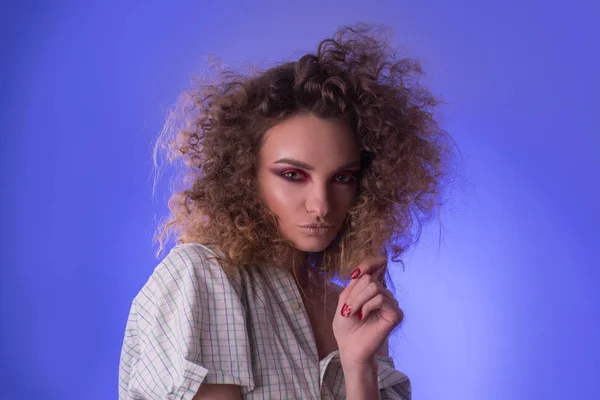 Hermosa joven con peinado afro y maquillaje colorido — Foto de Stock