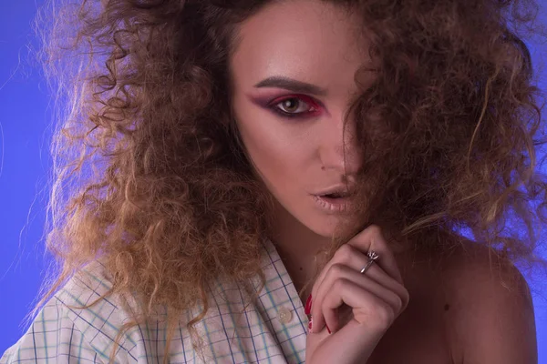 Hermosa joven con peinado afro y maquillaje colorido — Foto de Stock