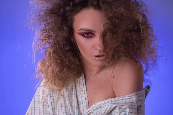 Hermosa joven con peinado afro y maquillaje colorido — Foto de Stock