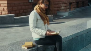 güzel genç esmer kadın bir kitap okuma