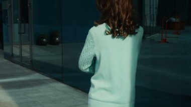 mutlu genç esmer gözlük gülümsüyor ve sokakta yürüyüşler