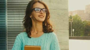 bir kitap okuma gözlüklü genç neşeli kadın