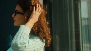 güzel kız bir bankta oturur ve çanta kitaptan çıkarır