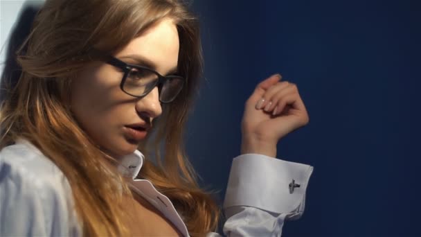 Primer plano de sexy joven rubia en camisa blanca desabotonada — Vídeo de stock