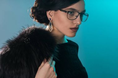 Güzellik Studio kısa saçlı genç kız