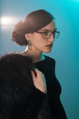 Güzellik Studio kısa saçlı genç kız