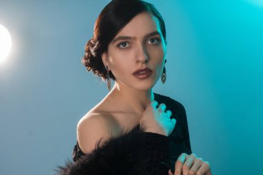 Güzellik Studio kısa saçlı genç kız