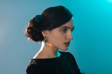 Güzellik Studio kısa saçlı genç kız