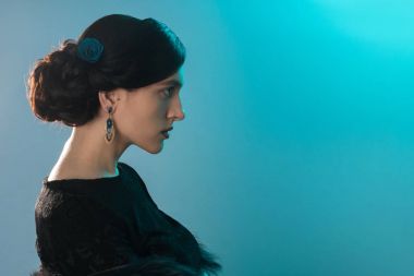 Güzellik Studio kısa saçlı genç kız