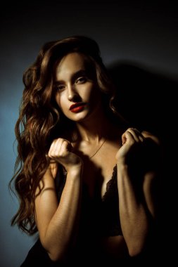 Karanlık Studio kıvırcık saç modeli çok güzel bayanla