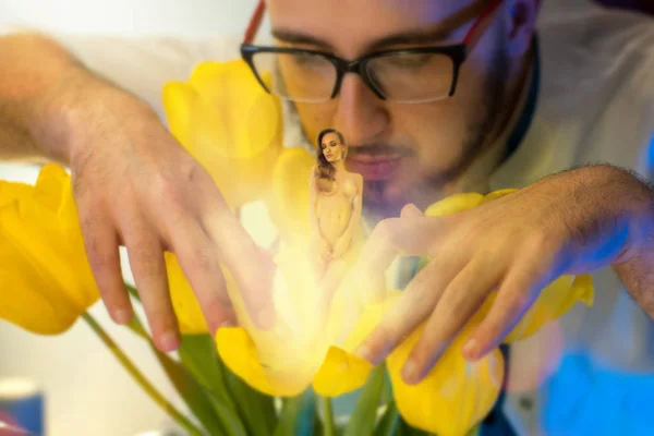 Молодой парень вырастил сексуальную девушку в желтом тюльпане — стоковое фото