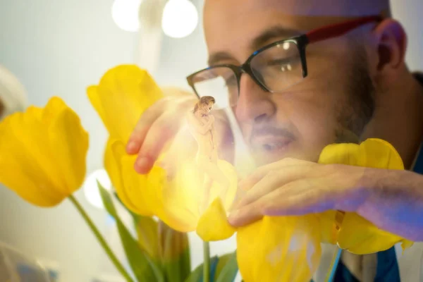 Knappe wetenschapper in glazen groeide een sexy meisje in de bloem — Stockfoto