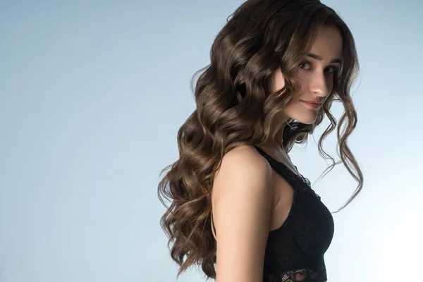 Bella ragazza con lunghi capelli ricci — Foto Stock