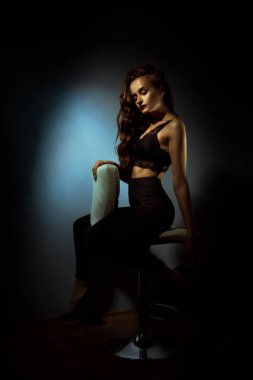Karanlık Studio kıvırcık saç modeli çok güzel bayanla