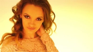 Genç kumral kız poz sıcak sarı ışık