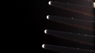 siyah bir arka plan üzerine tarak